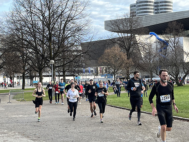 10km Lauf @ Silvesterlauf 2022 im Olympiapark (©Foto: Martin Schmitz)